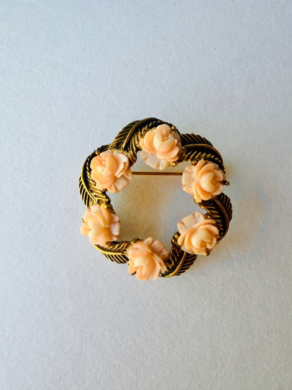 Vintage Gold Tone Pink Faux Coral Lucite Rose Wreath Brooch Floral Pin 1.5”
